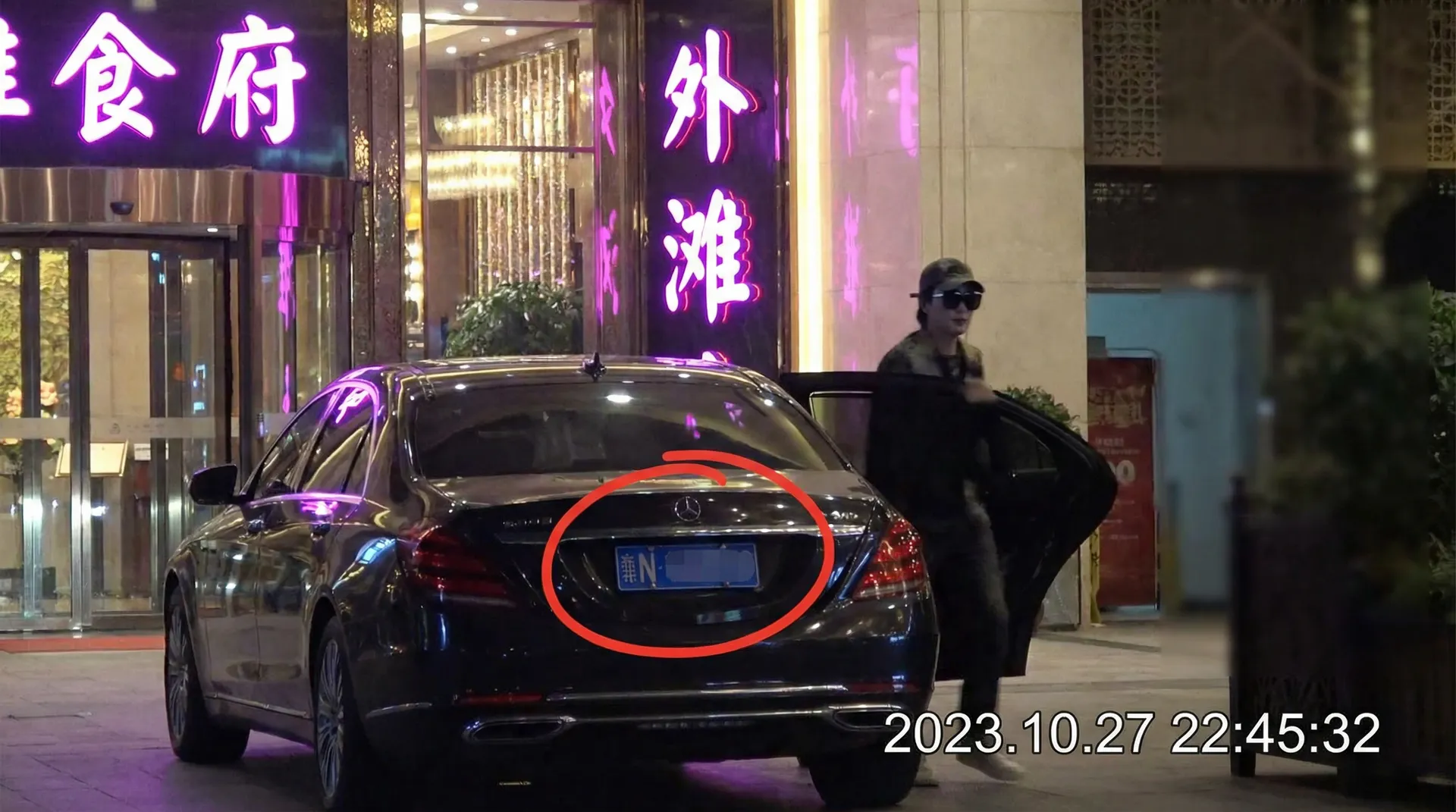 AG亚娱平台 - 豪车餐厅外偷拍